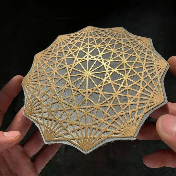 Veskor Cassiopeia Veskor Cassiopeia DODEKAGON Heilige Geometrie Linoldruck | 22 × 22 cm | Gold auf Schwarz – Produktbild 4 von 4