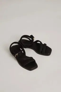 Addition Sustainable Apparel Addition Sustainable Apparel Tie Sandal aus Bio-Leder – Produktbild 1 von 1