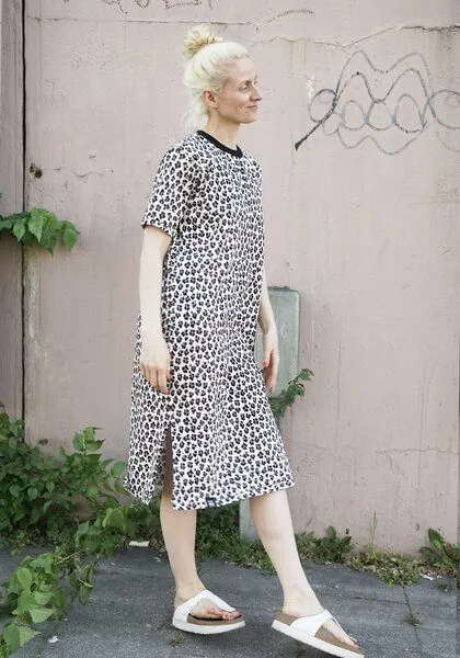 Lena Schokolade Lena Schokolade Leo Kleid mit schwarzem Ausschnitt aus Bio-Jersey – Produktbild 3 von 4