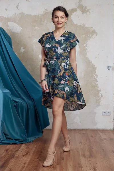 ManduTrap ManduTrap Wickelkleid Feline aus Bio-Baumwolle (kbA) mit Schwanenmuster - Nachhaltiges Sommerkleid – Produktbild 1 von 3