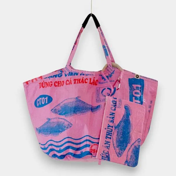 REFISHED fair fashion REFISHED fair fashion Tasche 'SOULMATE WATERPROOF' Limitierte Edition! - upcycelte Fischfuttersäcke, #fish rosa-b/#wp blumen, – Produktbild 2 von 5