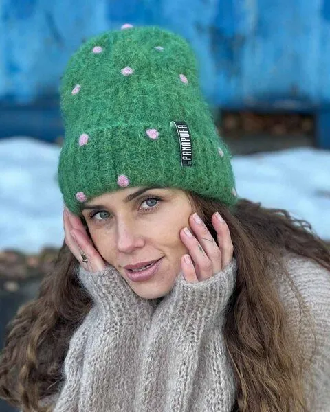 PANAPUFA PANAPUFA Gepunktete Mütze aus Mohair und Alpaka, Grün mit rosa, – Produktbild 1 von 4