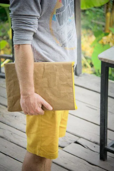 BY COPALA BY COPALA Kraftpapier-Laptoptasche 15–16 Zoll | Waschbare Hülle mit gelbem Zipper – Gefüttertes Laptop Sleeve für MacBook Pro/Air, Lenovo, HP : Lederoptik – Produktbild 2 von 4