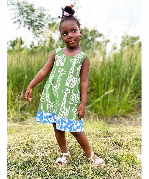 Global Mamas Global Mamas Baby Bio Wendekleid REVERSIBLE - Patchwork/Giraffe/Chicken, Giraffe (blau), – Produktbild 2 von 3
