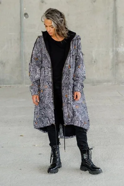 KOKOworld Parka Sumba Damen – lange Jacke mit Kapuze – warm, bequem & winddicht – einzigartiger KOKOworld Print – fair produziert in EU, Seguro (mehrfarbig), – Produktbild 4 von 4