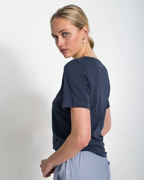 Alma & Lovis Alma & Lovis Basic T-Shirt aus 100% Bio-Baumwolle ‚Tee‘, Dunkelblau, – Produktbild 2 von 4