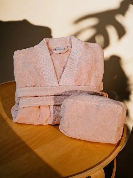 Pamukia Pamukia Set aus Frottee-Bademantel & Kosmetiktasche – 100 % GOTS-zertifizierte Bio-Baumwolle | Essence, Rosa, – Produktbild 1 von 3