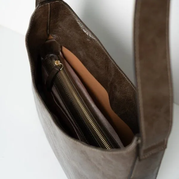 ann kurz ann kurz Versatile Hobo – Hobo-Tasche aus Leder, Patent fango, – Produktbild 2 von 3