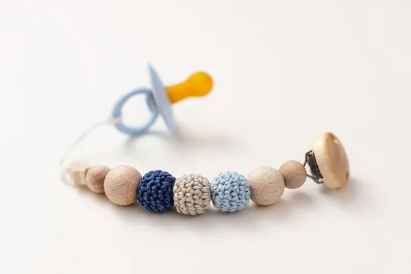 NoniKids Berlin NoniKids Berlin Schnullerkette Holz *Sternchen* 10 Farben I Bio Baumwollgarn I NoniKids, Blau | grau, – Produktbild 2 von 4