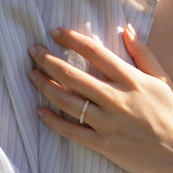 Paeoni Colors Paeoni Colors Perlenring aus Mini-Süßwasserperlen und 18k Gold Vermeil, 925 Sterling Silber – Produktbild 3 von 4