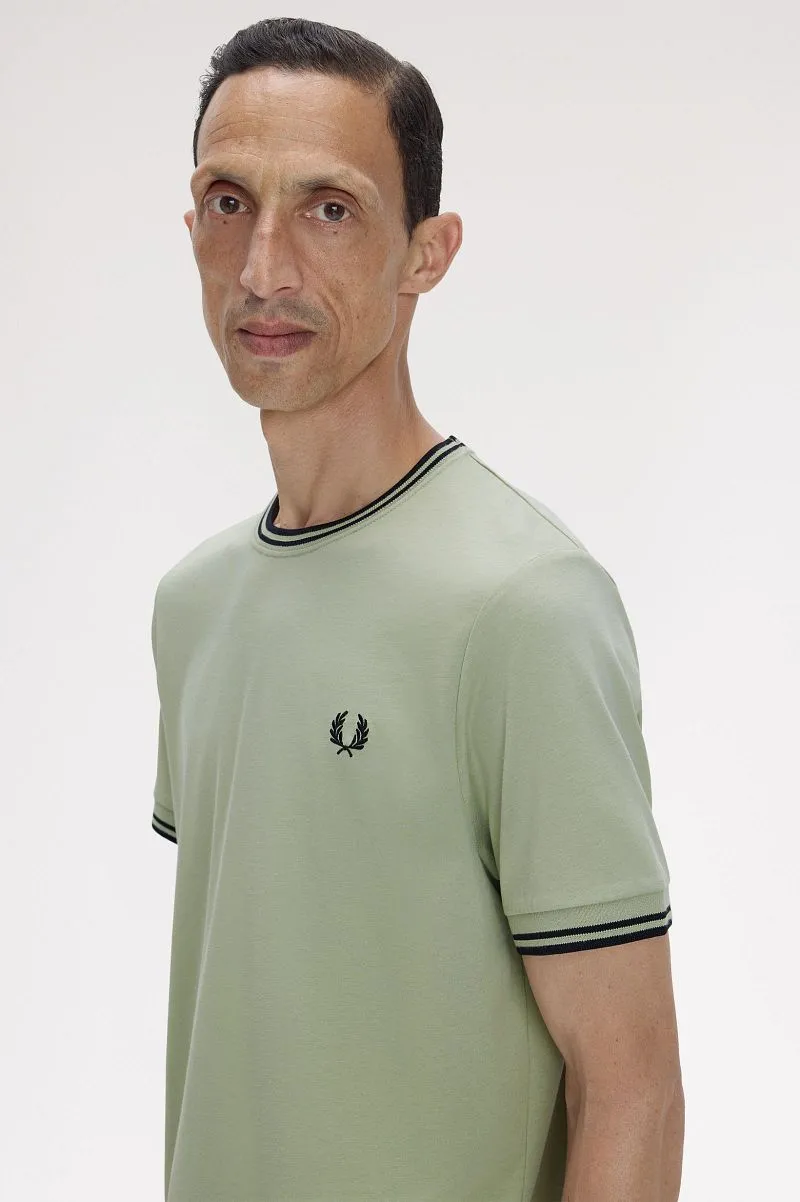 Fred Perry Fred Perry Twin Tipped T-Shirt Grün S23 - Größe S, Grün, – Produktbild 1 von 5