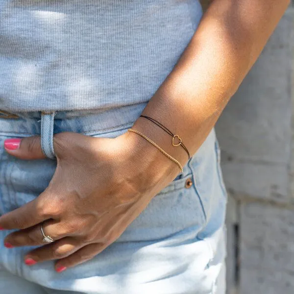 juni juni Armband Set schwarz oder weiß - Herzarmband mit Goldarmband - hergestellt in Deutschland aus recyceltem Gold und Silber, Schwarz, – Produktbild 2 von 2