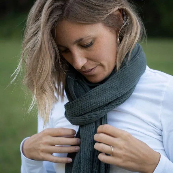 Vresh Clothing Vresh Clothing Vivi - Schal aus Biobaumwolle, Tannengrün, – Produktbild 3 von 3