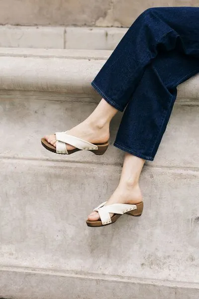 AGAZI AGAZI TAKE ME TO TOKYO (beige) – vegane Clogs aus Traubenleder – Produktbild 1 von 2