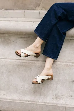 AGAZI AGAZI TAKE ME TO TOKYO (beige) – vegane Clogs aus Traubenleder – Produktbild 1 von 1