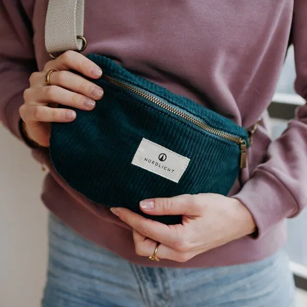 NORDLICHT NORDLICHT Bauchtasche TOMMA Cord aus Bio-Baumwolle, Petrol, – Produktbild 3 von 4