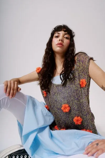 KnitToChange KnitToChange Handgestrickte Weste mit 3D-Blüten und seitlicher Bindung – Produktbild 3 von 4