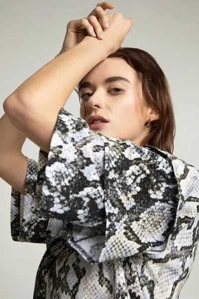 Lovjoi Lovjoi Print-Shirt LILLIT aus 100% Biobaumwolle, Phyton (mehrfarbig), – Produktbild 4 von 4