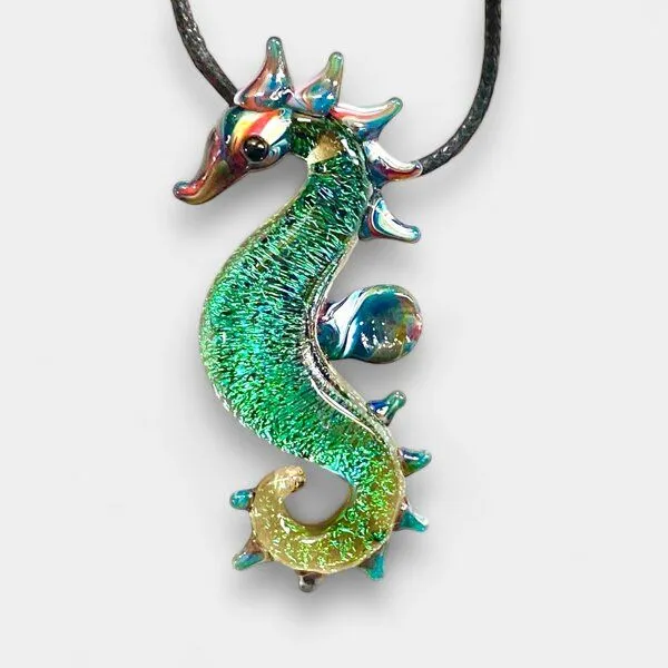 Der Lindwurm Der Lindwurm Kette mit Glasanhänger in Tierform, Grün, – Produktbild 4 von 5