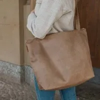 BOWLEANIES TASCHEN BOWLEANIES TASCHEN Mom Bag | Großer Shopper aus Lederfaserstoff mit Reißverschluss, Hellbraun, – Produktbild 1 von 1