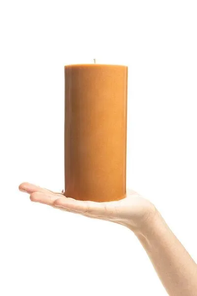 Tranquillo Handgearbeitete Stumpenkerze GLUMI orange, Ø 7,5 x 15 cm - orange – Produktbild 3 von 4