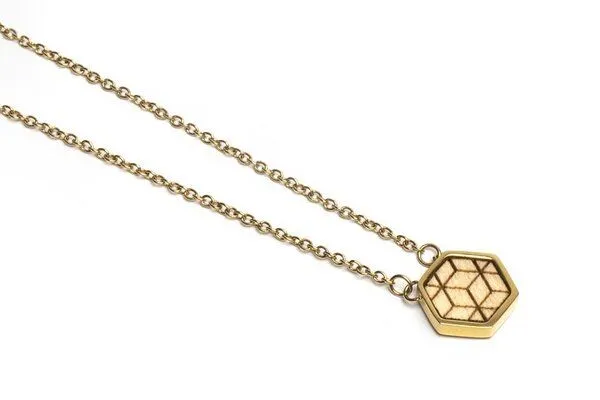 BeWooden BeWooden Kette mit Anhänger in Hexagon Form mit Holzdetail, Virie, – Produktbild 2 von 4