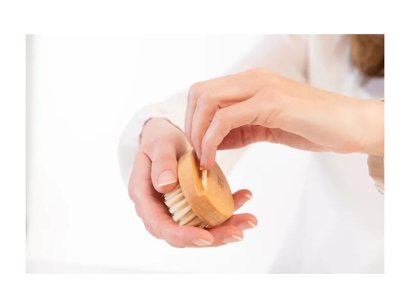 Canal Instrumente Canal Instrumente Hand- und Nagelbürste aus Holz mit schräger Nagelreihe Maße 9 x 5 cm – Produktbild 2 von 2