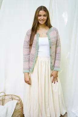 Haus of Namaste Haus of Namaste Handgemachte Fair Isle Lammwoll-Strickjacke | 100% Lammwolle in Altrosa & Salbeigrün | Faire und nachhaltige Mode – Produktbild 1 von 1