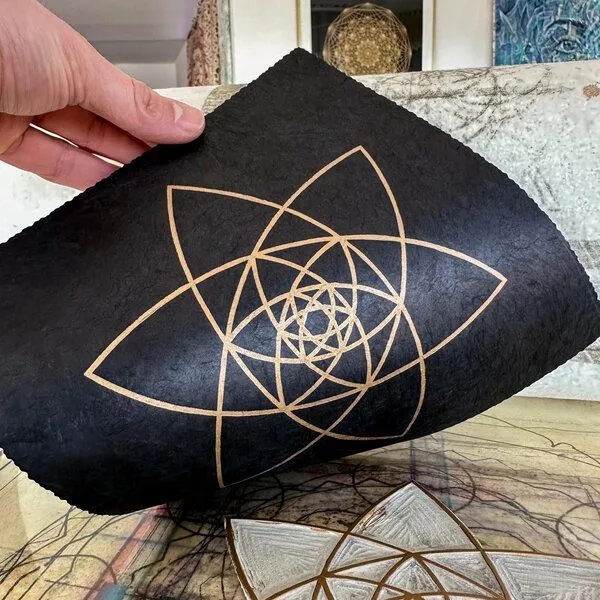Veskor Cassiopeia Veskor Cassiopeia BLÜTEN DER LIEBE Heilige Geometrie Linoldruck | 22 × 22 cm | Gold auf Schwarz – Produktbild 4 von 4