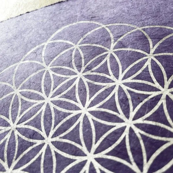 Veskor Cassiopeia Veskor Cassiopeia BLUME DES LEBENS Heilige Geometrie Linoldruck | 35 × 35 cm | Silber auf Lila – Produktbild 2 von 4