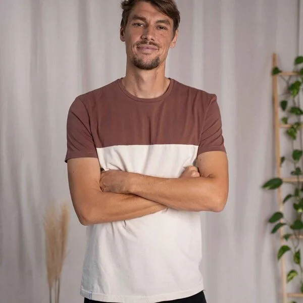 Vresh Clothing Vresh Clothing Olav - Classic Fit Colourblock T-Shirt aus Biobaumwolle, Rotbraun/ecru, – Produktbild 3 von 4