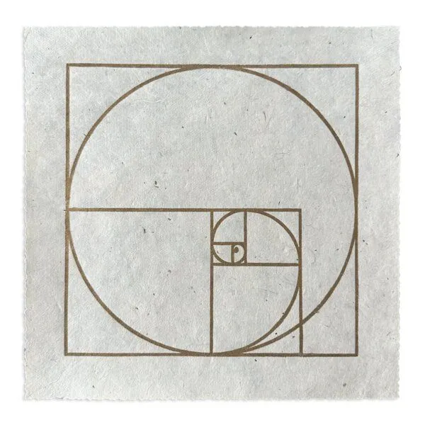 Veskor Cassiopeia Veskor Cassiopeia FIBONACCI SEQUENZ Heilige Geometrie Linoldruck | 22 × 22 cm | Gold auf Naturweiß – Produktbild 1 von 4