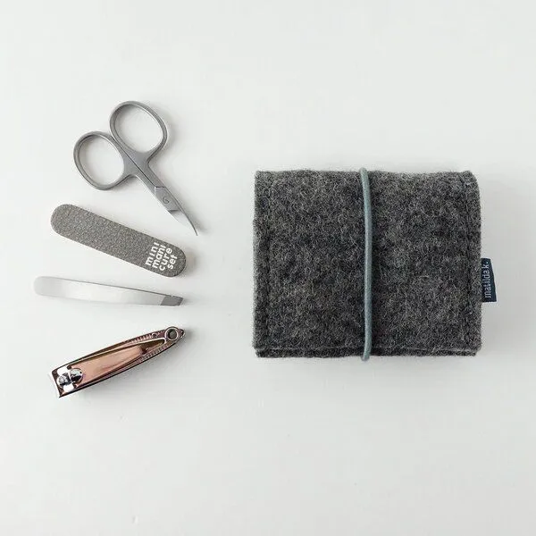 matilda k. manufaktur matilda k. manufaktur mini-maniküre-set 'jacob' (mit Nagelknipser) aus Wollfilz mit Rundgummi-Verschluß in vielen Farben, Dunkelgrau, – Produktbild 1 von 8