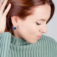 ALEXASCHA ALEXASCHA Geometrische Ohrringe hängend aus Glas | PUREFORM, Saphirblau, – Produktbild 1 von 2