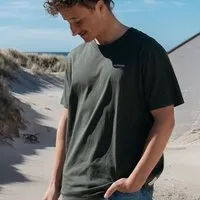 SALZWASSER JONTE – T-Shirt (Unisex) aus 100% Bio-Baumwolle (GOTS) von SALZWASSER, Dunkelgrün (oliv), – Produktbild 1 von 1