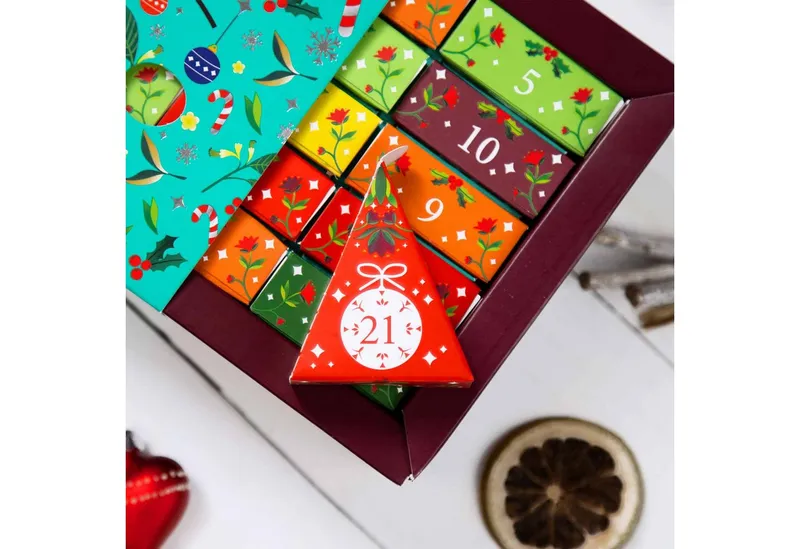 English Tea Shop English Tea Shop Tee Adventskalender "Christmas Vibes only", 25 Pyramidenbeutel, 25 versch. Sorten (Kräuter-, Früchte-, Grüner, Schwarzer Tee, Chai) – Produktbild 4 von 5