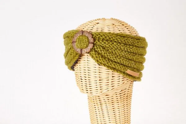 short'n'pietz short'n'pietz Schurwollstirnband Rippstrick mit Knopf aus Kokosnussholz, handgestrickt, Grün, – Produktbild 1 von 1