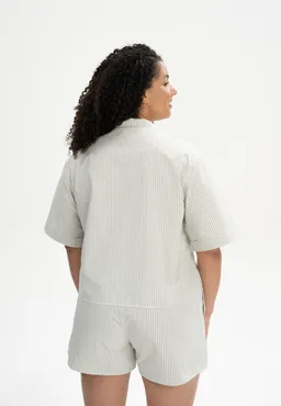 MELA MELA Damen vegan Pyjamahemd Hansika Gestreift Thymiangrün/Naturweiß – Produktbild 1 von 1
