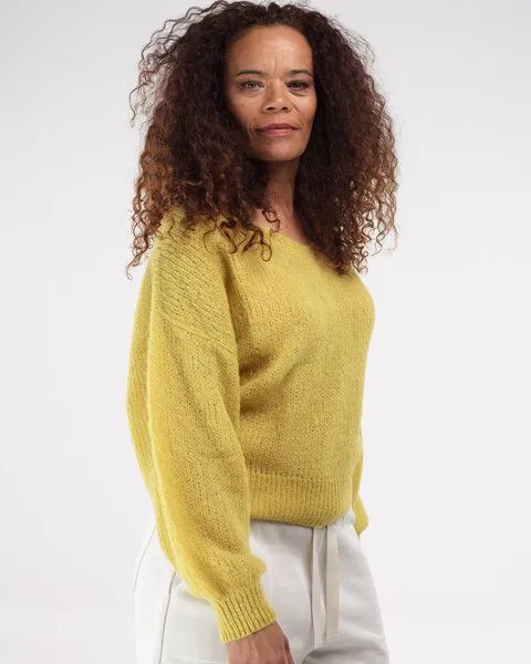 Alma & Lovis Alma & Lovis Leichter Pullover im Loose-Fit aus zartem Alpakastrick | Light V-Neck, Lime (gelb), – Produktbild 3 von 4