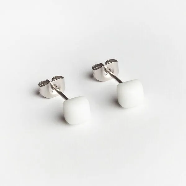 ALEXASCHA ALEXASCHA Winzige Ohrstecker aus recyceltem Glas 4mm, Weiss, – Produktbild 1 von 4