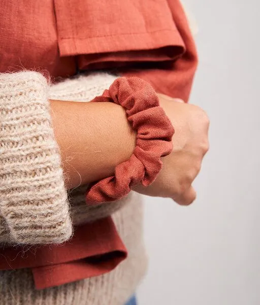 obumi obumi Haargummi - Scrunchie aus Leinen, Rost, – Produktbild 3 von 4