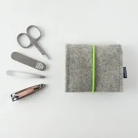 matilda k manufaktur matilda k. manufaktur mini-maniküre-set 'jacob' (mit Nagelknipser) aus Wollfilz mit Rundgummi-Verschluß in vielen Farben, Hellgrau, – Produktbild 1 von 6