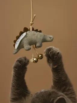 Vertbaudet Katzenangel mit Dinosaurier-Spielzeug – Produktbild 1 von 1