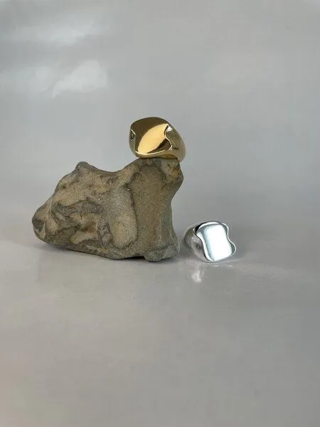noemvri fashion label noemvri fashion label asymmetrischer Siegelring, Gold, – Produktbild 2 von 4