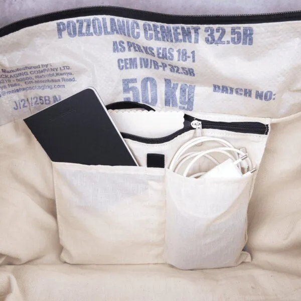 Nyuzi Blackwhite Nyuzi Blackwhite Upcycling Multishopper Schultertasche mit erweiterbarem Volumen aus Zementsäcken, Braun simba cement, – Produktbild 3 von 4
