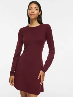 Vila Strickkleid Elegantes Freizeit-Outfit mit langen für Damen (mini, 1-tlg) Viskose aus verbesserter Rohstoffbeschaffung nachhaltig Normal Fit – Produktbild 1 von 1