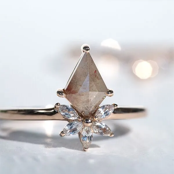 Eppi Eppi Ring mit einem Salt and Pepper Diamanten und weißen Moissaniten Leony, Gelb, – Produktbild 2 von 4