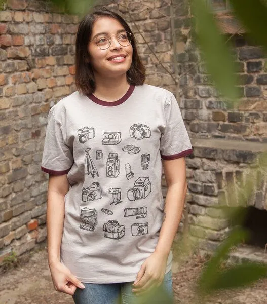 päfjes Fotokameras/Photo Camera - päfjes Ringer Unisex T-Shirt - Fair gehandelt aus Baumwolle Slub - Bio - taupe – Produktbild 2 von 4