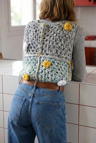 KnitToChange KnitToChange Handgehäkelte Weste mit 3D-Blumen aus recyceltem Garn – Produktbild 3 von 4