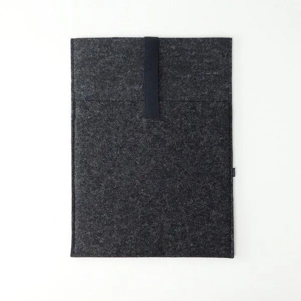matilda k. manufaktur matilda k. manufaktur Tablethülle aus Wollfilz 'moritz' (mit Einsteckfach)| für apple ipad | ipad air | ipad pro 11 | 12,9 zoll, Anthrazit-schwarz, – Produktbild 1 von 3
